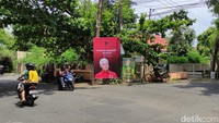 Wah, bukan (tidak memasang). Sebaiknya dicopot saja. Apalagi tidak ada izin kan? tegas Ganjar. Foto: Angling Adhitya Purbaya/detikJateng