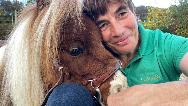 Carola Weidemann, sang pemilik yang mengadopsinya tiga tahun lalu, berencana mendaftarkan Pumuckel sebagai kuda poni terkecil di dunia untuk Guinness Book of Records tahun depan.