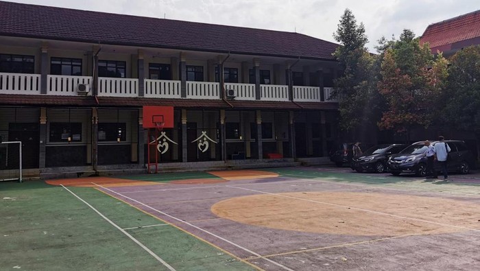 Penampakan Sekolah di Bandung yang Diminta KAI Tak Digusur Dulu PT KAI (Persero) meminta penundaan eksekusi aset di Jl Elang, Kelurahan Garuda, Bandung terkait Putusan Nomor 1741 K/Pdt/2022 jo. 273/Pdt/2021/PT.Bdg jo. 65/Pdt.G/2020/PN.Bdg. Permohonan tersebut disampaikan Kuasa hukum KAI kepada Ketua Pengadilan Negeri Bandung Kelas IA Khusus pada Selasa 25 Oktober 2022.