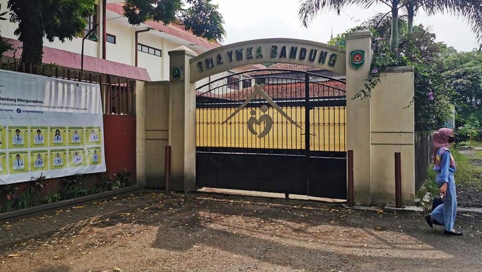 Penampakan Sekolah di Bandung yang Diminta KAI Tak Digusur Dulu PT KAI (Persero) meminta penundaan eksekusi aset di Jl Elang, Kelurahan Garuda, Bandung terkait Putusan Nomor 1741 K/Pdt/2022 jo. 273/Pdt/2021/PT.Bdg jo. 65/Pdt.G/2020/PN.Bdg. Permohonan tersebut disampaikan Kuasa hukum KAI kepada Ketua Pengadilan Negeri Bandung Kelas IA Khusus pada Selasa 25 Oktober 2022.