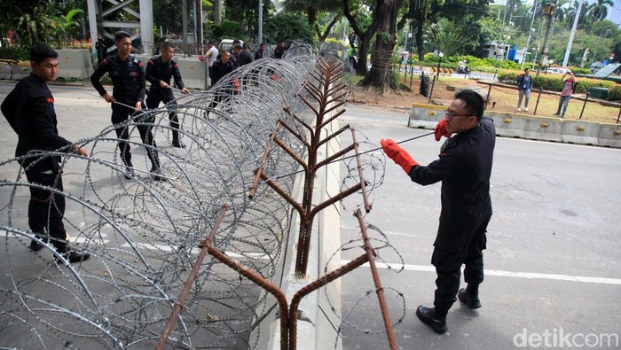 Pengamanan Berlapis di Patung Kuda Jelang Aksi 411 Persaudaraan Alumni (PA) 212 akan melakukan demonstrasi di sekitar Istana Negara, Jakarta Pusat. Pengamanan berlapis pun dilakukan di Jl Medan Merdeka Barat.