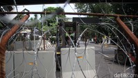 Petugas membuat barikade kawat berduri di Jl Medan Merdeka Barat, Jakarta. Jumat (4/11/2022) menjelang aksi unjuk rasa 411.