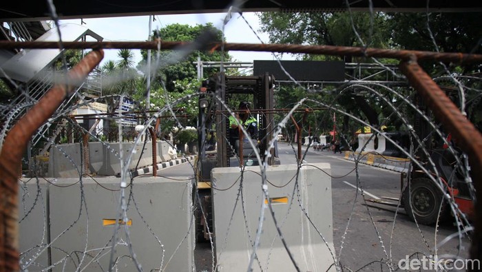 Persaudaraan Alumni (PA) 212 akan melakukan demonstrasi di sekitar Istana Negara, Jakarta Pusat. Pengamanan berlapis pun dilakukan di Jl Medan Merdeka Barat.