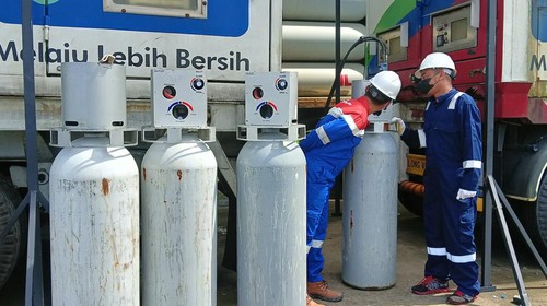 Pengisian CNG di Terminal Mengwi, Kabupaten Badung, Bali