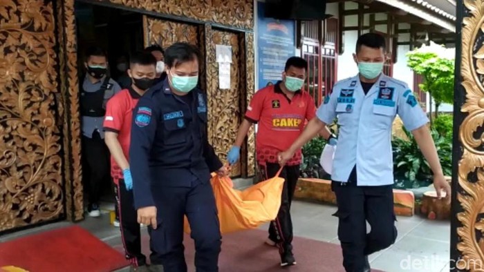 Petugas mengevakuasi jasad RA ke RS Bhayangkara Palembang.