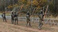 Pemerintah Polandia mengatakan pihaknya bertindak untuk mencegah krisis migrasi di perbatasan itu. Saat itu, Uni Eropa menuduh Belarus, yang merupakan sekutu Rusia, menerbangkan para migran dari Afrika Timur Tengah dan sebagai bagian dari kampanye perang hibrida untuk mengacaukan Eropa.