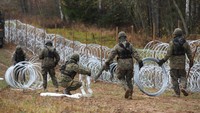 Pagar kawat berduri tersebut dibangun di tengah kekhawatiran bahwa Kaliningrad sebagai daerah kantong mungkin menjadi saluran untuk migrasi ilegal.