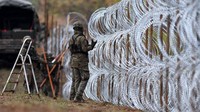 Di Kaliningrad terdapat kehadiran militer Rusia yang signifikan. Daerah kantong ini diapit antara Polandia dan Lituania. Pagar kawat berduri di perbatasan dengan Kaliningrad akan serupa dengan yang dibangun Polandia di sepanjang perbatasan dengan Belarus tahun lalu.