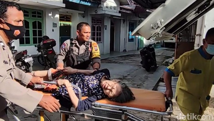 Polisi mengevakuasi nenek sebatang kara dalam keadaan sakit yang terkunci dalam rumahnya.