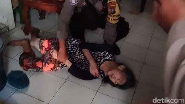Polisi mengevakuasi nenek sebatang kara dalam keadaan sakit yang terkunci dalam rumahnya.