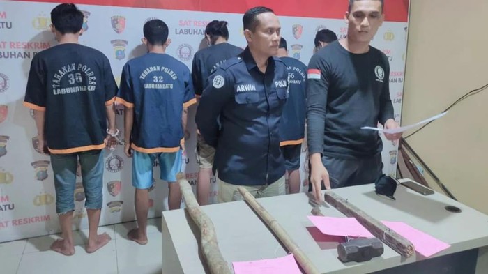 Polisi menunjukkan barang bukti dan pelaku pengeroyokan warga Labuhanbatu