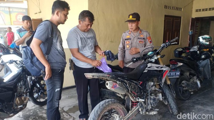 Polisi menunjukkan barang bukti penganiayaan di Kebumen, Jumat (4/11/2022).