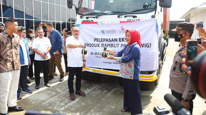 Potensi Indonesia jadi Eksportir Wig Nomor Satu Dunia Mendag Zulhas mendorong Indonesia agar dapat menjadi ekspor wig atau rambut palsu nomor satu di dunia.