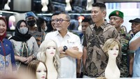 Sementara pada 2021, nilai ekspor produk rambut palsu Indonesia ke pasar global tercatat sebanyak 11.761 ton dengan nilai total mencapai USD 421,3 juta. 