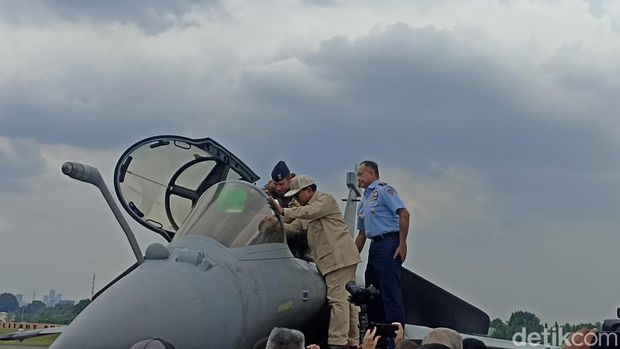 Prabowo Cek Kokpit Jet Rafale