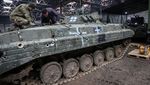 Prajurit Ukraina Perbaiki Tank-tank Rusia yang Ditinggalkan
