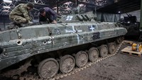 Tank-tank ini ditinggalkan tentara Rusia di Kharkiv. REUTERS/Vyacheslav Madiyevskyy.