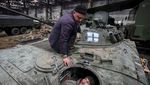 Prajurit Ukraina Perbaiki Tank-tank Rusia yang Ditinggalkan