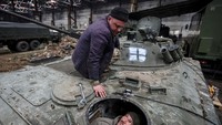 Tentara Garda Nasional Ukraina memperbaiki kapal pengangkut personel lapis baja (APC) Rusia yang ditangkap di pinggiran Kharkiv, Ukraina, Kamis, 3 November 2022. REUTERS/Vyacheslav Madiyevskyy.