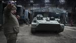 Prajurit Ukraina Perbaiki Tank-tank Rusia yang Ditinggalkan