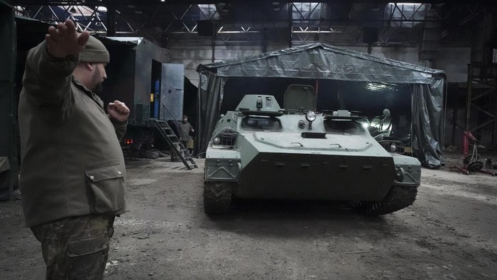 Prajurit Ukraina Perbaiki Tank-tank Rusia yang Ditinggalkan Prajurit Garda Nasional Ukraina memperbaiki tank-tank tempur Rusia yang rusak dan ditinggalkan. Mereka memperbaikinya untuk kembali digunakan.