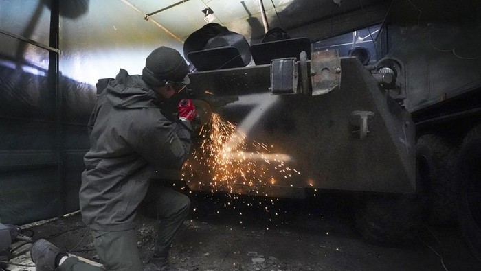 Prajurit Ukraina Perbaiki Tank-tank Rusia yang Ditinggalkan Prajurit Garda Nasional Ukraina memperbaiki tank-tank tempur Rusia yang rusak dan ditinggalkan. Mereka memperbaikinya untuk kembali digunakan.