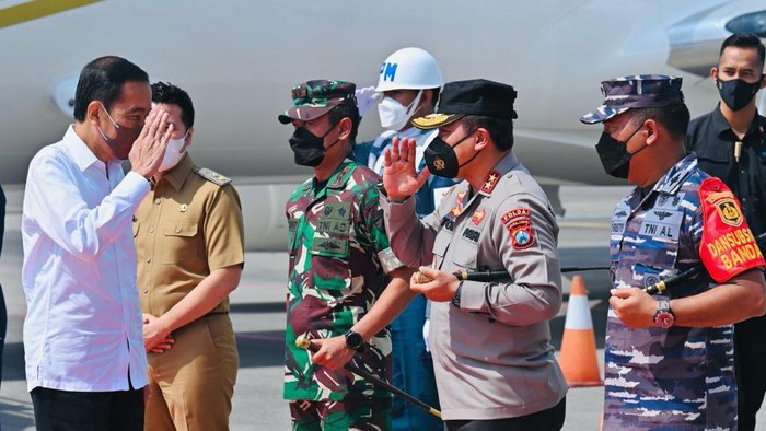 Presiden Jokowi meninjau pabrik bioetanol tebu di Mojokerto, Jatim. (Foto: Laily Rachev - Biro Pers Sekretariat Presiden)
