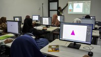 Sejumlah santri mengikuti praktik pelajaran desain grafis di Pondok Pesantren Al-Karimiyah, Depok, Jawa Barat, Kamis (3/11/2022).