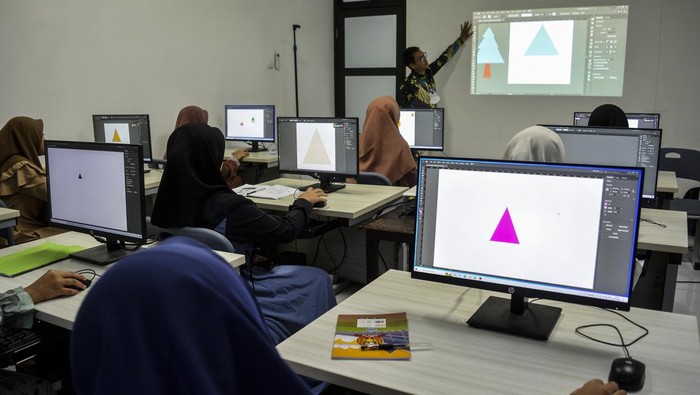 Sejumlah santri mengikuti praktik pelajaran fotografi di Pondok Pesantren Al-Karimiyah, Depok, Jawa Barat, Kamis (3/11/2022). Pemerintah menciptakan program Santri Digitalpreneur sebagai upaya mengoptimalkan sektor industri kreatif dan ekonomi syariah melalui santri yang cakap digitalisasi. ANTARA FOTO/Sulthony Hasanuddin/hp.