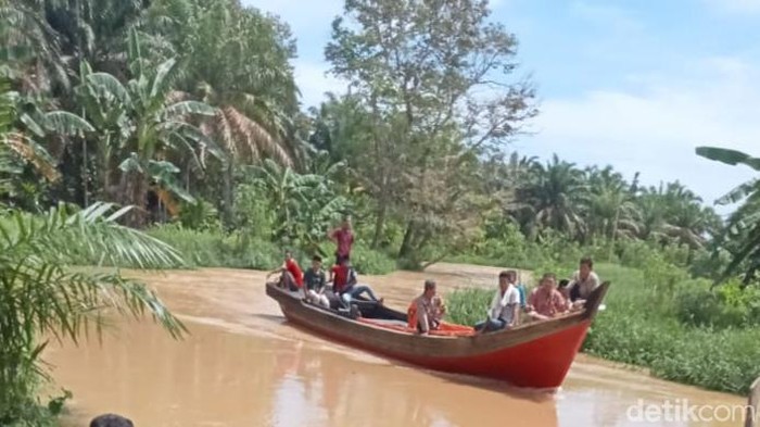 Proses pencarian wanita yang terkam buaya di Inhil, Riau.