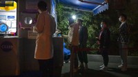 Orang-orang yang memakai masker mengantre untuk tes COVID-19 di tempat pengujian virus corona di Beijing.