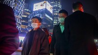 Akses ke zona industri di kota Zhengzhou, China tengah, dihentikan setelah ada laporan 64 kasus virus corona. Imbas lockdown, pekerja yang merakit iPhone Apple Inc. meninggalkan pabrik mereka di zona tersebut.