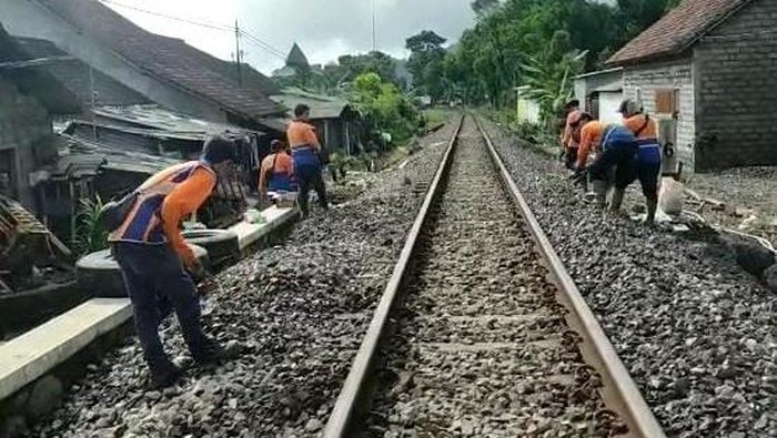rel ka banyuwangi sempat diterjang banjir