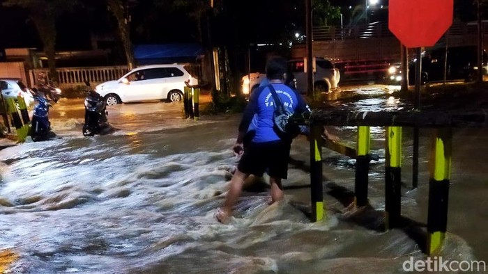 rel terendam banjir