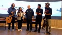 Direktur Operasi Indonesia Tourism Development Corporation (ITDC) Troy Reza Warokka, Project Manager Nada Promotama Jenny Stefanny dan personil band The Adams berfoto bersama saat press conference Road To Now Playing Festival 2023 di Jakarta.