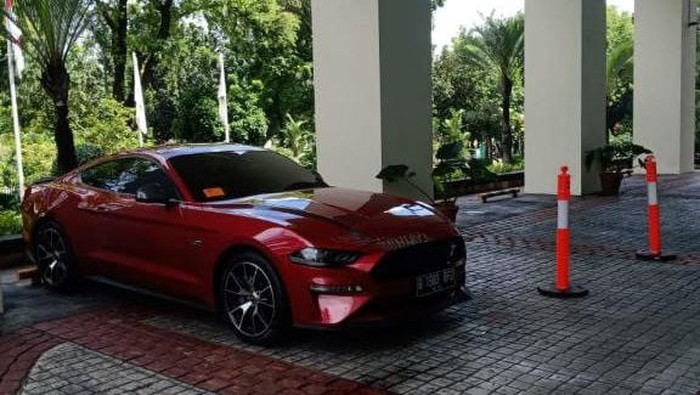 Seorang pengguna Twitter mengunggah foto mobil sport merah berpelat RFD.