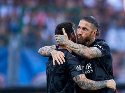 Sementara Ramos juga rekan setim Messi di PSG. Meski sempat bersaing di Spanyol, keduanya klop di PSG dan bisa memenangkan trofi. (Foto: NurPhoto via Getty Images/NurPhoto)