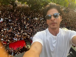 Shah Rukh Khan Izinkan Fans Masuk Kamar Hotelnya Meski Sudah Jam 2 Pagi