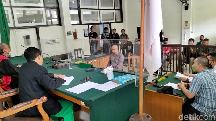Gunawan saat mengikuti sidang tipirin di PN Palembang. (Prima Syahbana/detikSumut)