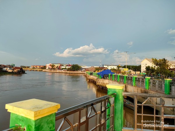 Pemandangan Sungai Martapura yang membelah kota Banjarmasin