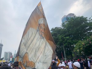 Massa Aksi 411 Bawa Spanduk Raksasa Bergambar Habib Rizieq Shihab