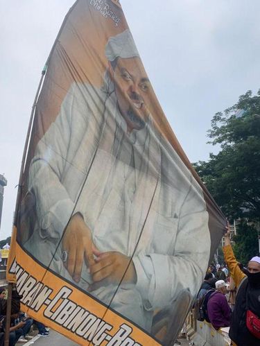 Spanduk raksasa bergambar Habib Rizieq Shihab berkibar di tengah massa Aksi 411 di Patung Kuda, Jakpus