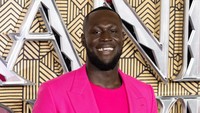 Pada acara itu Stormzy pun turut hadir dan mengenakan setelan jas berwarna pink neon. Jeff Spicer/Getty Images/Jeff Spicer