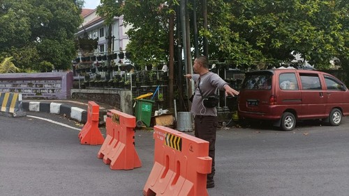 Suasana penutupan Jalan Pulau Bali di depan RSUP Prof Ngoerah, Denpasar, Jumat (4/11/2022).