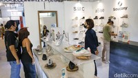 Pengunjung juga dapat melihat sepatu dari brand lokal. Brighspot Market digelar di rooftop Plaza Senayan yang berlangsung dari tanggal 3 November-6 November 2022.