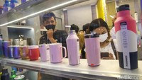 Dua orang pengunjung berdiri di salah satu toko yang menjual botol minum dan gelas. Sebelum pandemi, Brightspot Market mampu menghadirkan hingga 79 ribu pengunjung pada 2019.