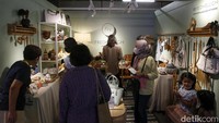 Sejumlah pengunjung melihat salah satu booth dari brand lokal. Pada tahun 2019, Brigshpot Market ini juga meloloskan 220 brand lokal, baik ritel maupun F&B, dan 350 lainnya masuk daftar tunggu.