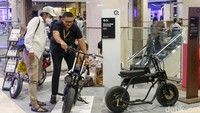 Pengunjung melihat sekaligus mencoba sepeda listrik yang ada di Brightspot Market 2022 yang digelar di Plaza Senayan, Jakarta, Jumat (4/11/2022). Tahun ini Brightspot sudah memasuki tahun ke 13 sejak pertama kali digelar.