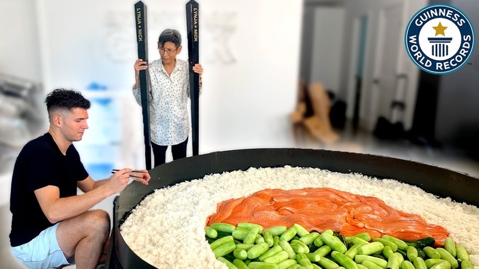Sushi terbesar buatan YouTuber Nick DiGiovanni meraih rekor dunia Guinness World Records.