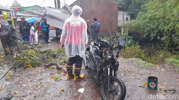Tebing setinggi 20 meter di Kelurahan Katulampa, Bogor longsor. Sebanyak 3 bangunan rusak dan 4 unit motor tertimbun akibat longsor tersebut. (M Sholihin/detikcom)